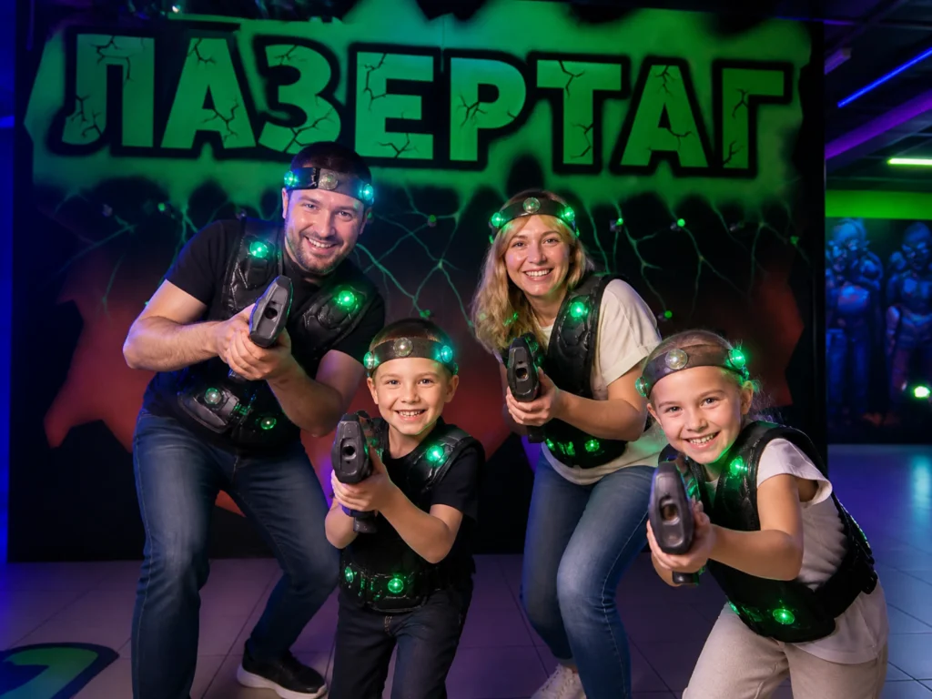 Діти та дорослі грають у лазертаг